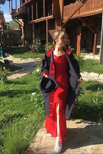 Kırmızı yırtmaçlı elbise - Görsel 2