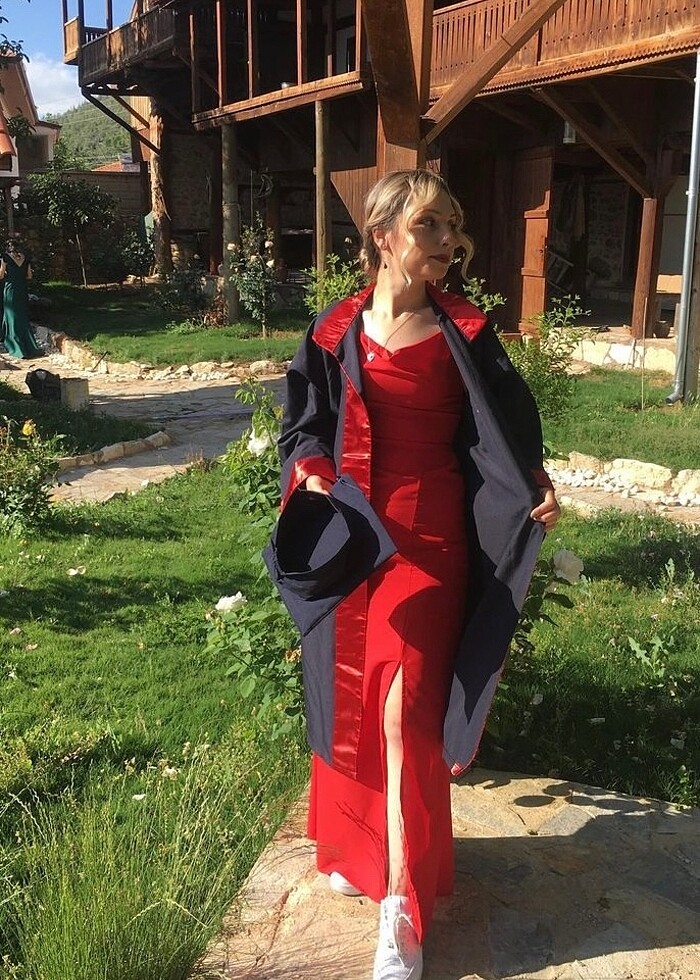 Kırmızı yırtmaçlı elbise - Görsel 2