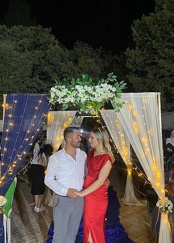 Kırmızı kayık yaka yırtmaçlı elbise - Görsel 2