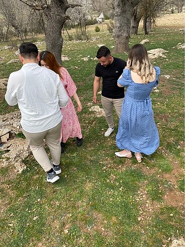 Mavi benekli yırtmaçlı elbise - Görsel 2