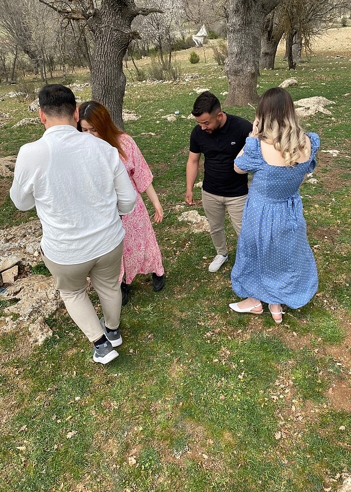 Mavi benekli yırtmaçlı elbise - Görsel 2