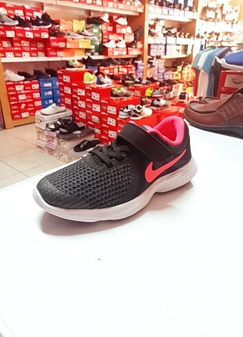NİKE REVOLUTION 4 PEMBE/SİYAH