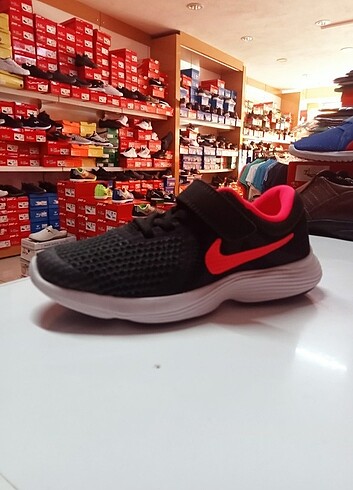 Nike NİKE REVOLUTION 4 PEMBE/SİYAH