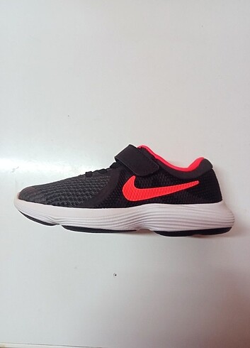 NİKE REVOLUTION 4 PEMBE/SİYAH