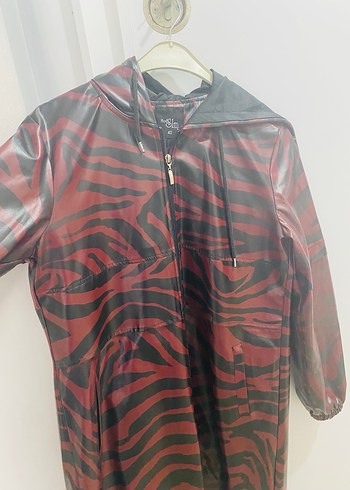 Uzun Kırmızı Zebra Desenli Kadın Yağmurluk - Görsel 2