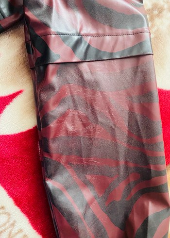 Uzun Kırmızı Zebra Desenli Kadın Yağmurluk - Görsel 6