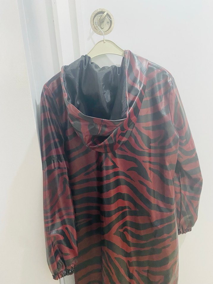 Uzun Kırmızı Zebra Desenli Kadın Yağmurluk - Görsel 3