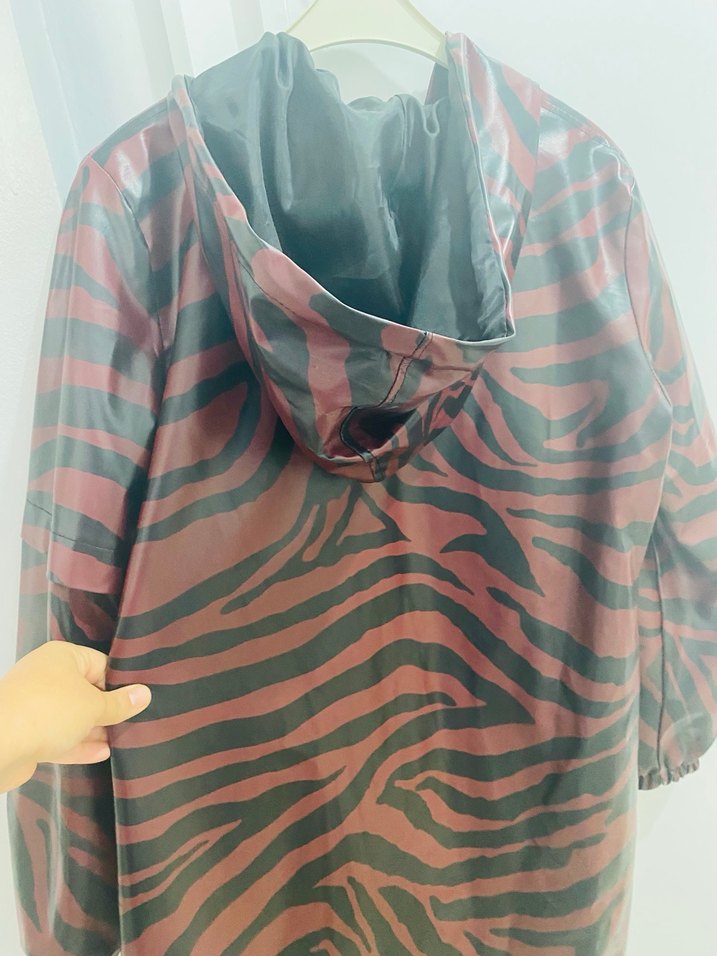 Uzun Kırmızı Zebra Desenli Kadın Yağmurluk - Görsel 4