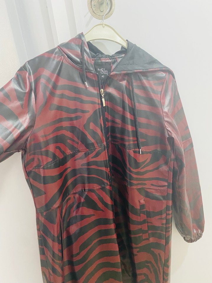 Uzun Kırmızı Zebra Desenli Kadın Yağmurluk - Görsel 2