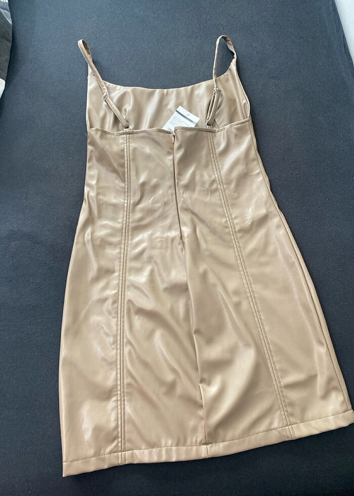 KAHVERENGİ DERİ GÖRÜNÜMLÜ VÜCUDA OTURAN MİNİ ELBİSE????? - Görsel 3