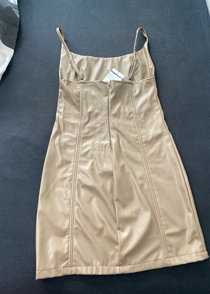 KAHVERENGİ DERİ GÖRÜNÜMLÜ VÜCUDA OTURAN MİNİ ELBİSE????? - Görsel 4