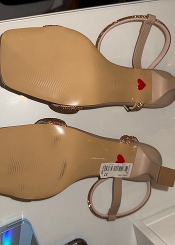 Diğer Bej Parlak Yılan Desenli Tokalı Stiletto