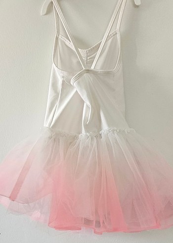 H&M Beyaz ve pembe renkli askılı tütülü balerin elbisesi.
