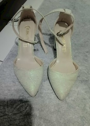 Beyaz Simli Stiletto Topuklu Kadın Ayakkabı
