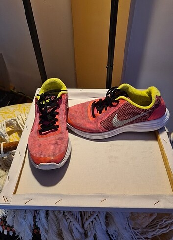 Pembe Nike Koşu Ayakkabısı
