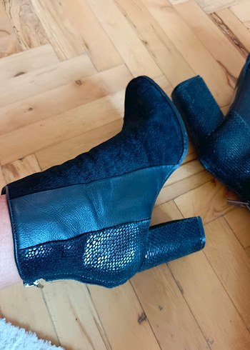 Siyah Yılan Derisi Desenli Topuklu Kadın Bot - Görsel 3