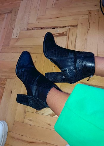 Siyah Yılan Derisi Desenli Topuklu Kadın Bot - Görsel 7