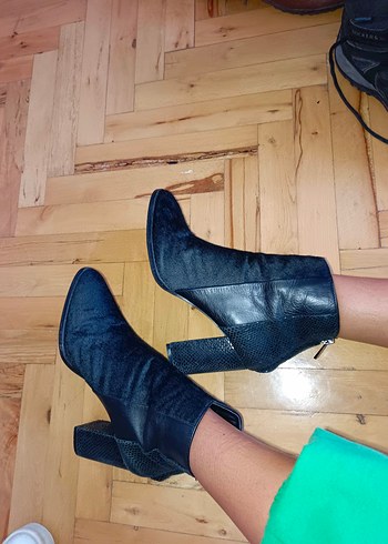 Siyah Yılan Derisi Desenli Topuklu Kadın Bot - Görsel 5