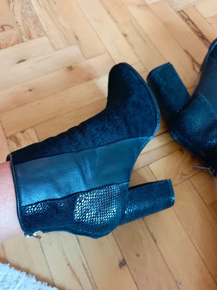 Siyah Yılan Derisi Desenli Topuklu Kadın Bot - Görsel 3