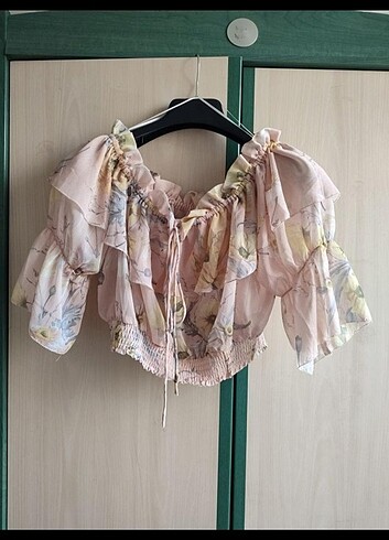 42 Beden H&M omuzlari acik bluz