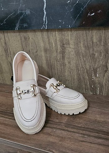 Beyaz Tokalı Kadın Loafer