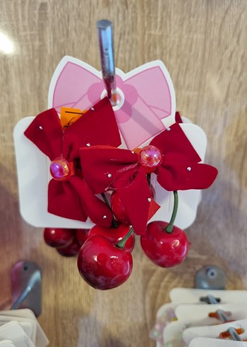 Kırmızı Fiyonklu Kiraz Desenli Çocuk Toka - Görsel 2