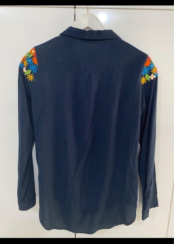 Çiçek işlemeli lacivert gömlek - Görsel 3