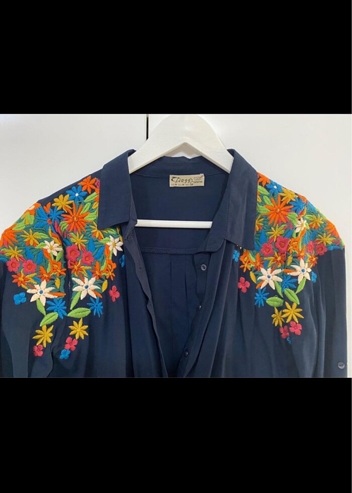 Çiçek işlemeli lacivert gömlek - Görsel 2