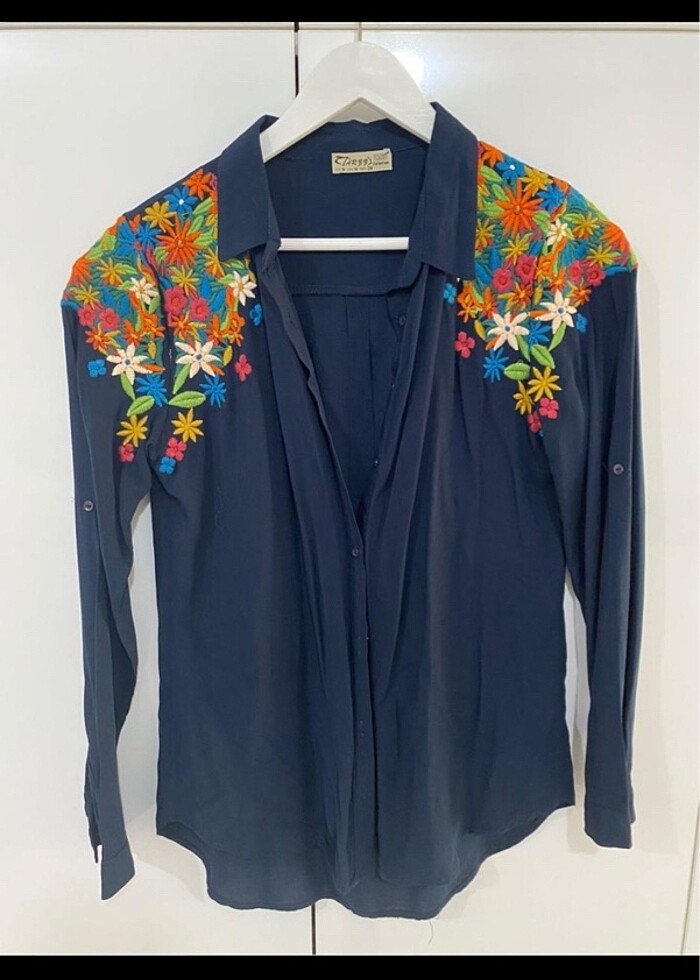 Çiçek işlemeli lacivert gömlek - Görsel 4