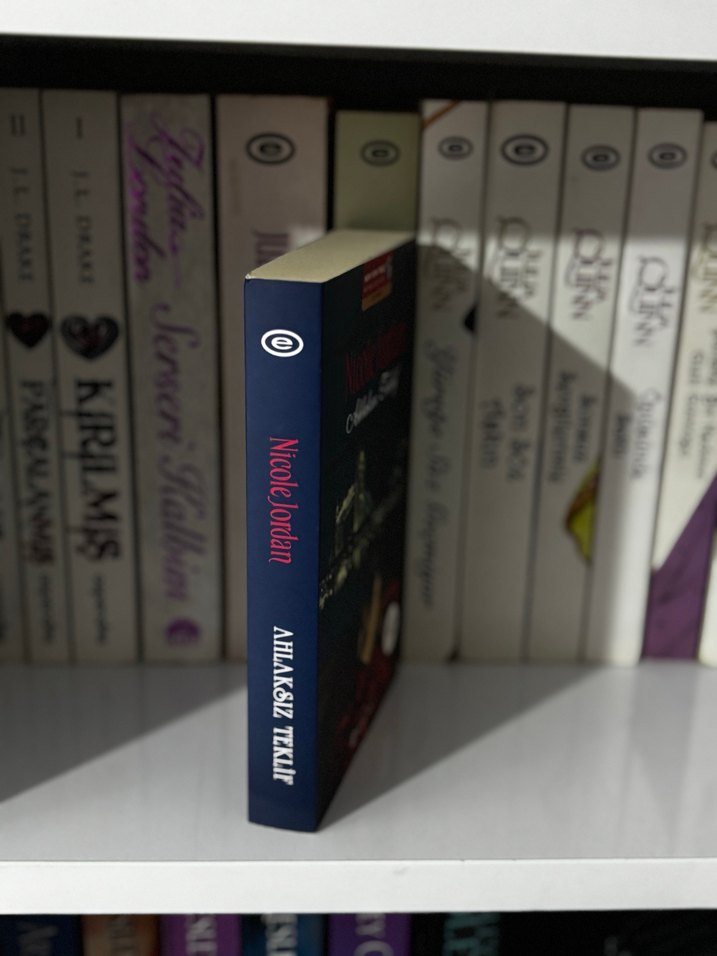 Nicole Jordan - Ahlaksız Teklif Roman - Görsel 2