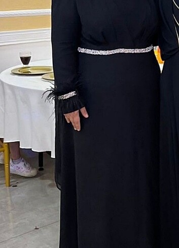 Bel ve kol taşlı tüylü abiye elbise