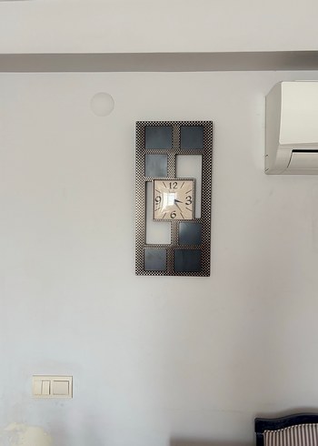 Kahverengi Çerçeveli Duvar Saati