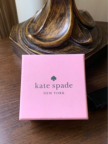 Kate Spade Kate Spade küpeler tasarım ürünüdür