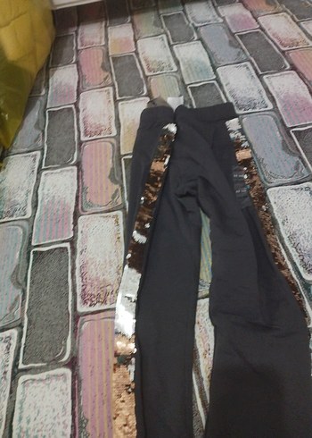 Kız Çocuk Siyah Baskılı Yırtmaçlı Tayt - Görsel 3