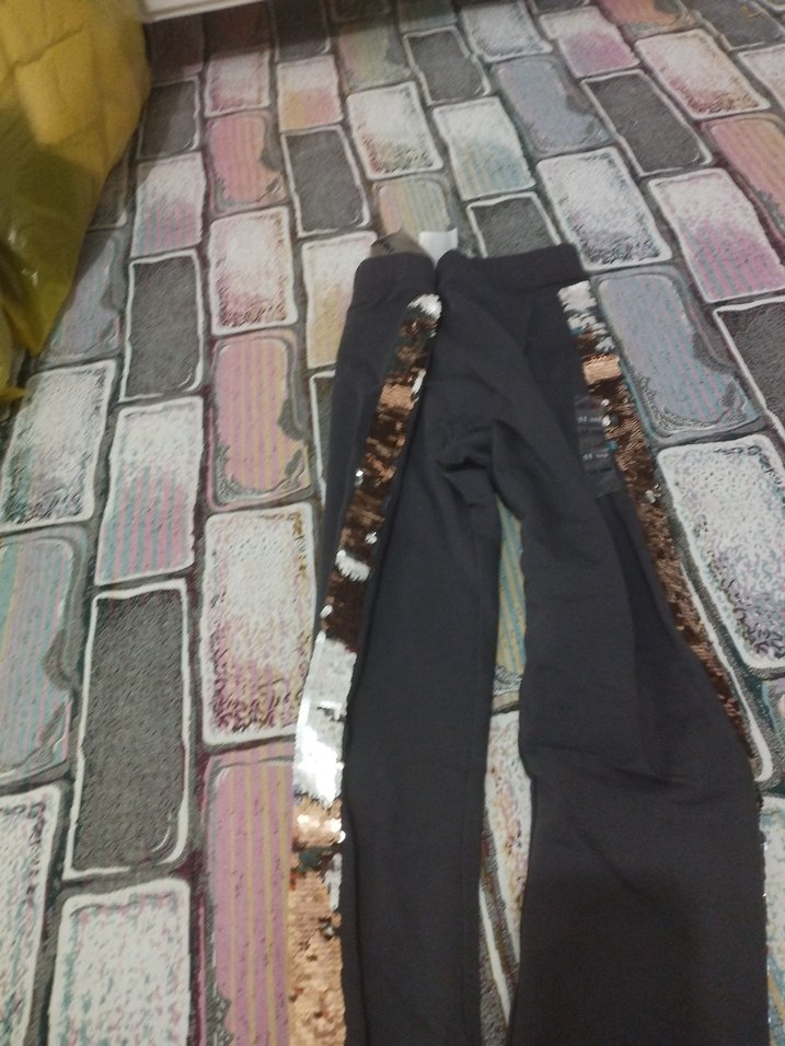 Kız Çocuk Siyah Baskılı Yırtmaçlı Tayt - Görsel 3