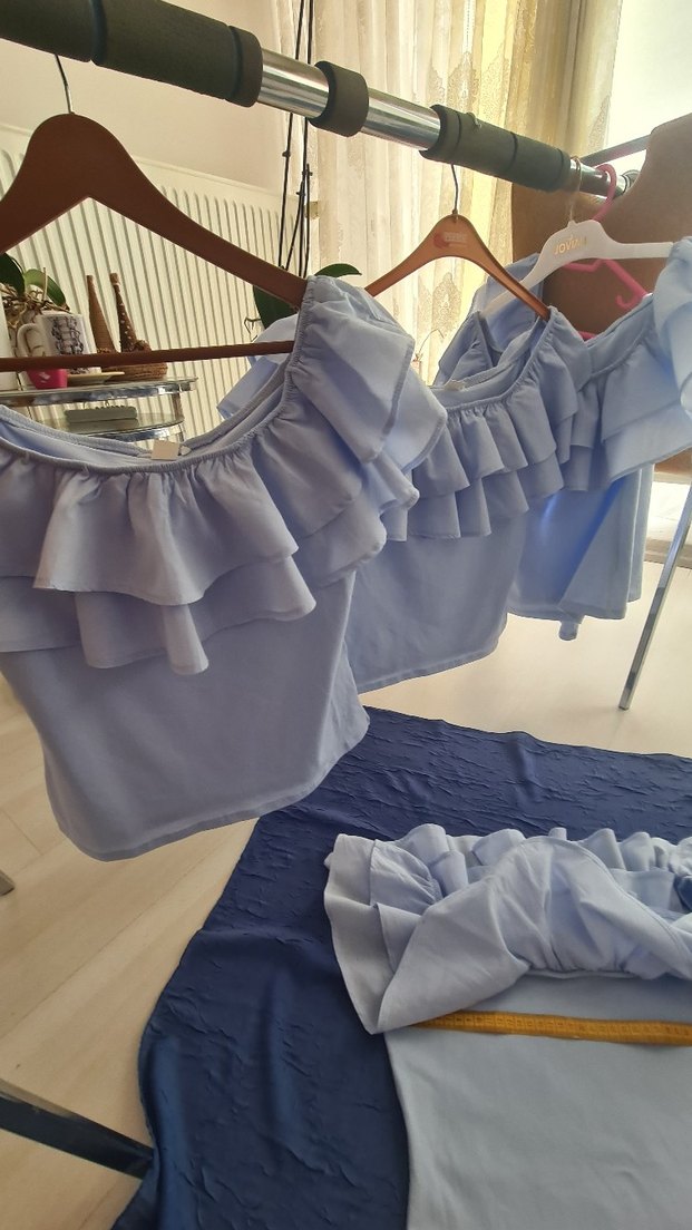 Mavi Fırfırlı Kayık Yaka Kadın Bluz - Görsel 3