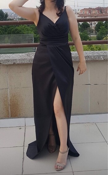 İnce askılı siyah saten abiye elbise