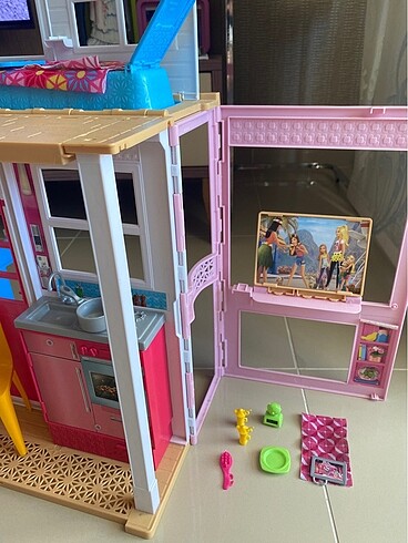 Barbie Barbie?nin Portatif Evi
