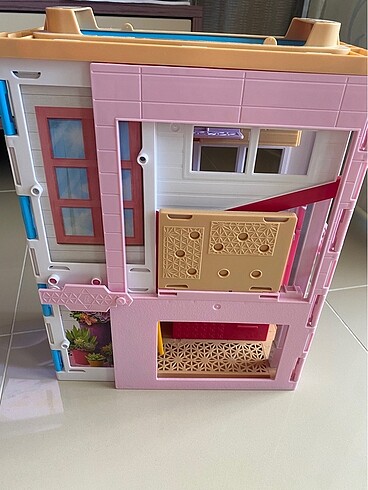Beden Barbie?nin Portatif Evi