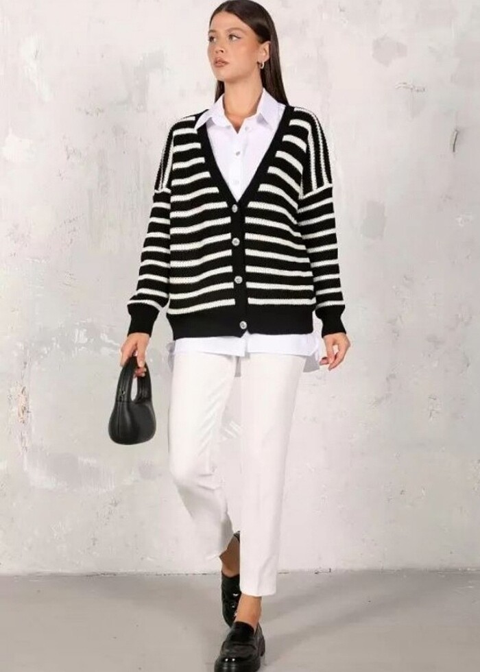 Çizgi detaylı düğmeli hırka - Görsel 2