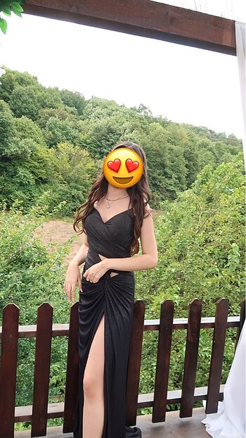 Siyah uzun yırtmaçlı abiye elbise
