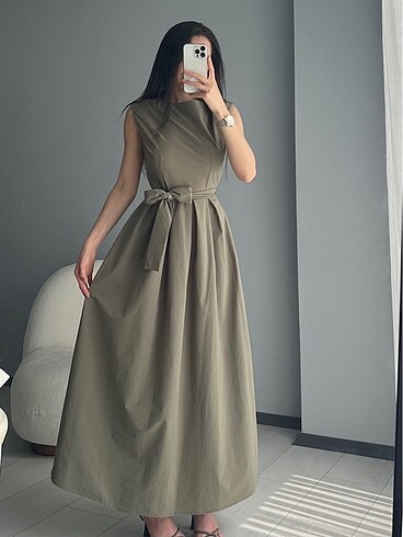 Belden bağlamalı elbise
