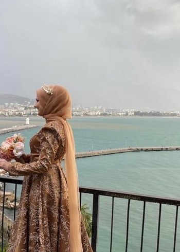 Altın Renkli Uzun Kollu Drape İşlemeli Abiye - Görsel 3