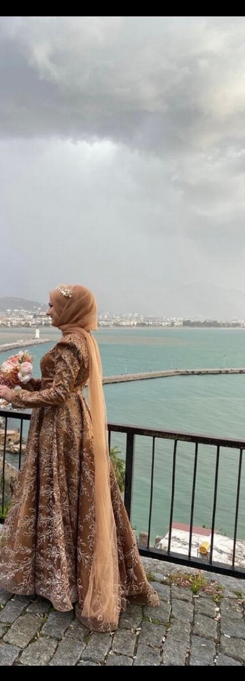 Altın Renkli Uzun Kollu Drape İşlemeli Abiye - Görsel 3