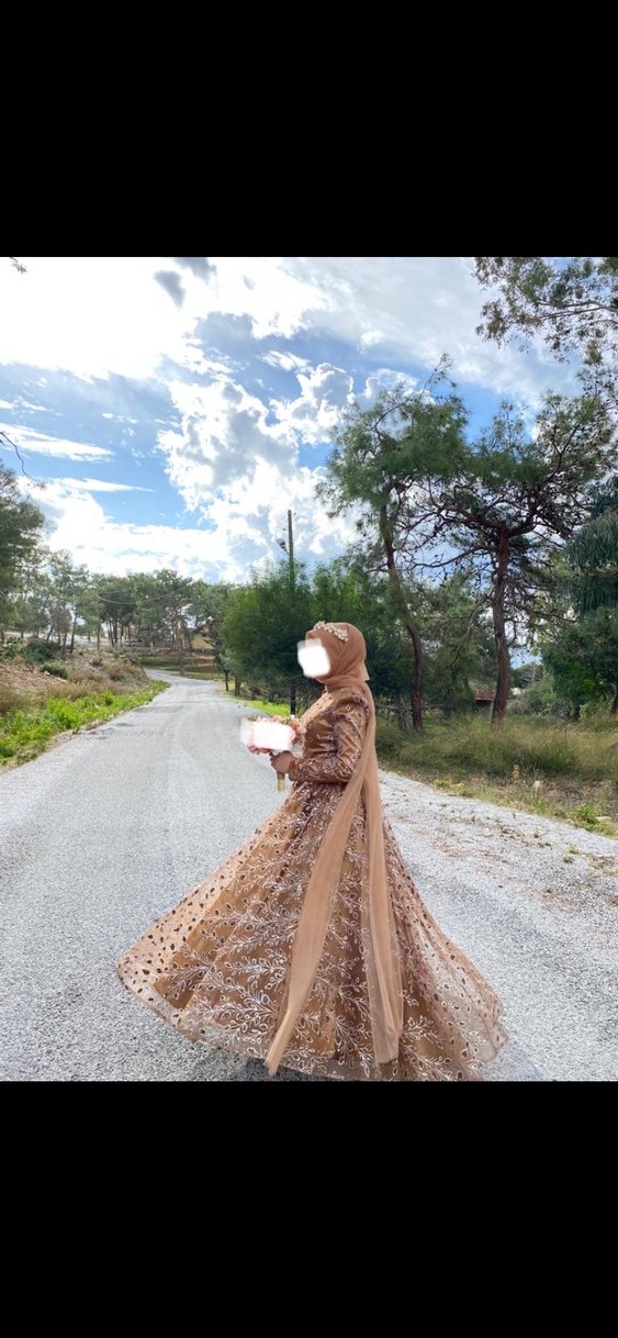 Altın Renkli Uzun Kollu Drape İşlemeli Abiye - Görsel 4