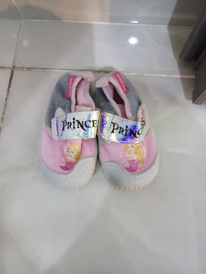 Kız Çocuk Pembe Prenses Desenli Kaydırmaz Terlik - Görsel 4