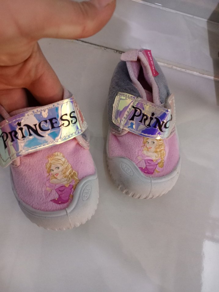 Kız Çocuk Pembe Prenses Desenli Kaydırmaz Terlik - Görsel 2