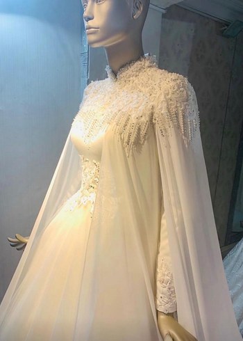 Yüksek Yakalı Beyaz İşlemeli Uzun Kollu tesettür gelinlik - Görsel 4