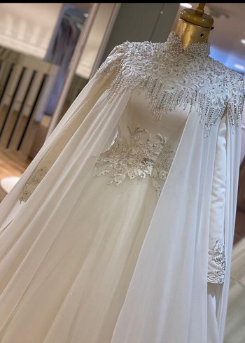 Yüksek Yakalı Beyaz İşlemeli Uzun Kollu tesettür gelinlik - Görsel 2