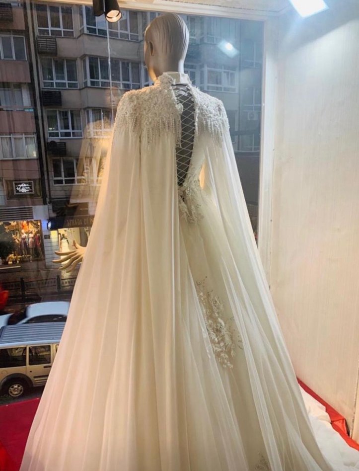 Yüksek Yakalı Beyaz İşlemeli Uzun Kollu tesettür gelinlik - Görsel 3